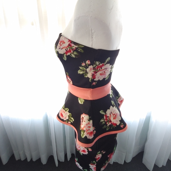 Floral ruffled dress.  SIZE S - Picture 4 of 5